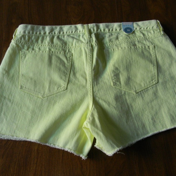 Old Navy 14 Lime Yellow Diva Fit Denim Shorts NWT - Picture 2 of 2